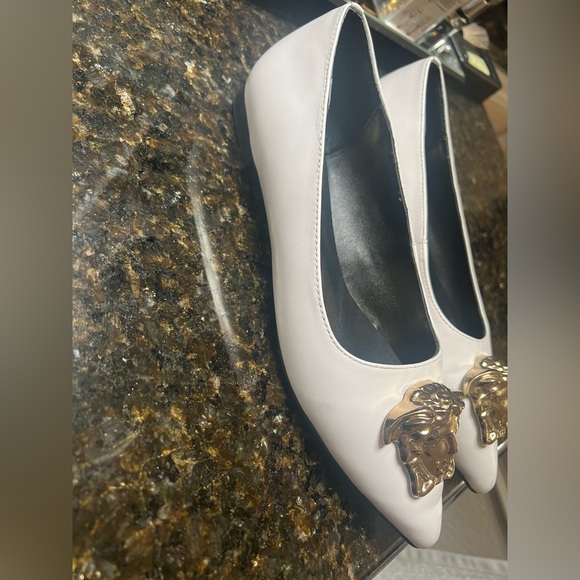 Versace slippers 6.5 . Got them as a gift , time for a change . - Picture 3 of 5